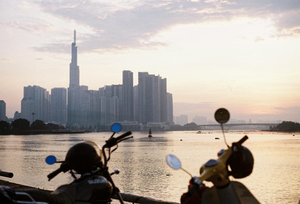 Où peut-on louer une maison de vacances en Bretagne avec des cours de broderie et des excursions en kayak?